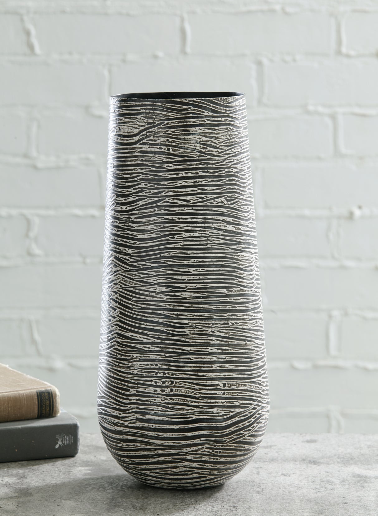 Furniture City - MS - Ashley Furniture - Fynn Vase - Vase / Antique Gray - A2000515