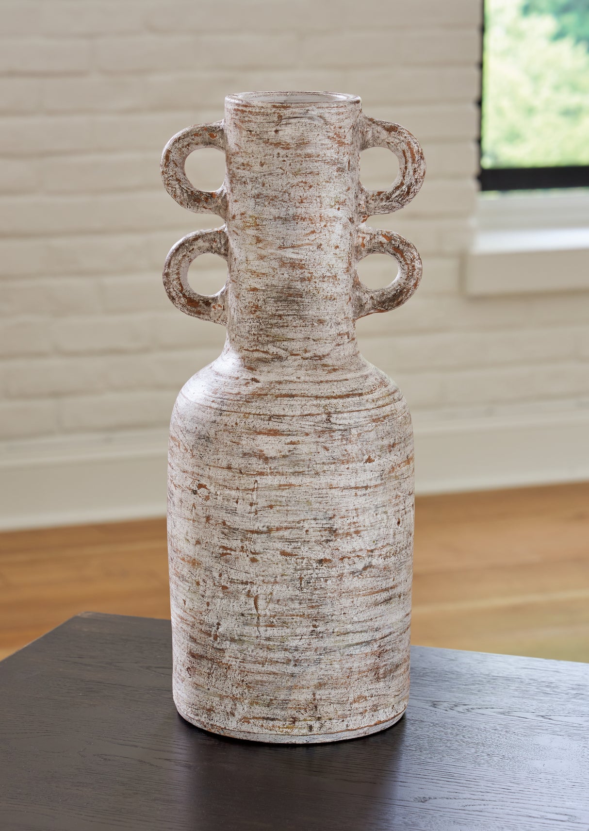 Furniture City - MS - Ashley Furniture - Wellbridge Vase - Vase / Distressed White - A2000609