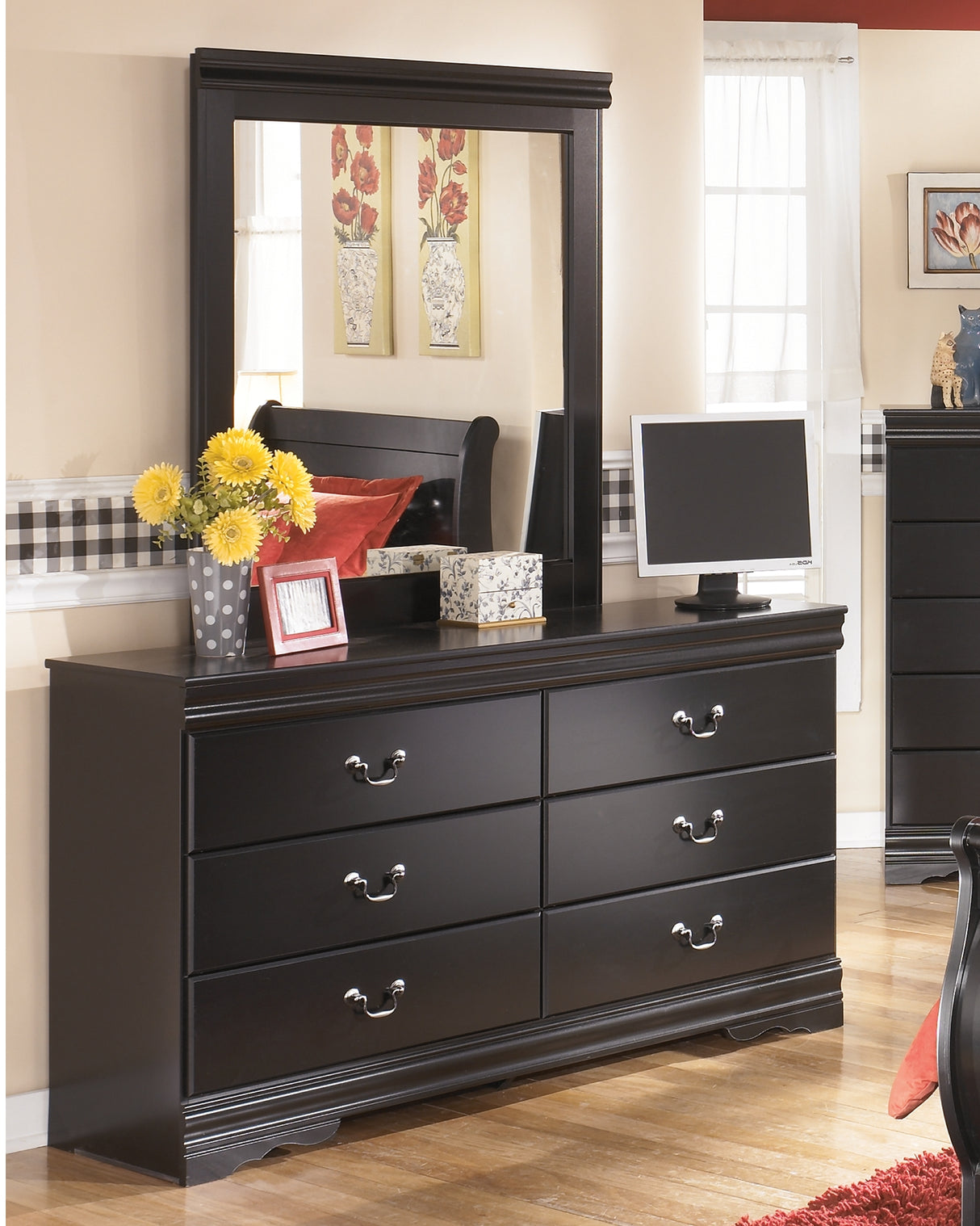 Furniture City - MS - Ashley Furniture - Huey Vineyard Bedroom - Dresser and Mirror / Black - B128B1