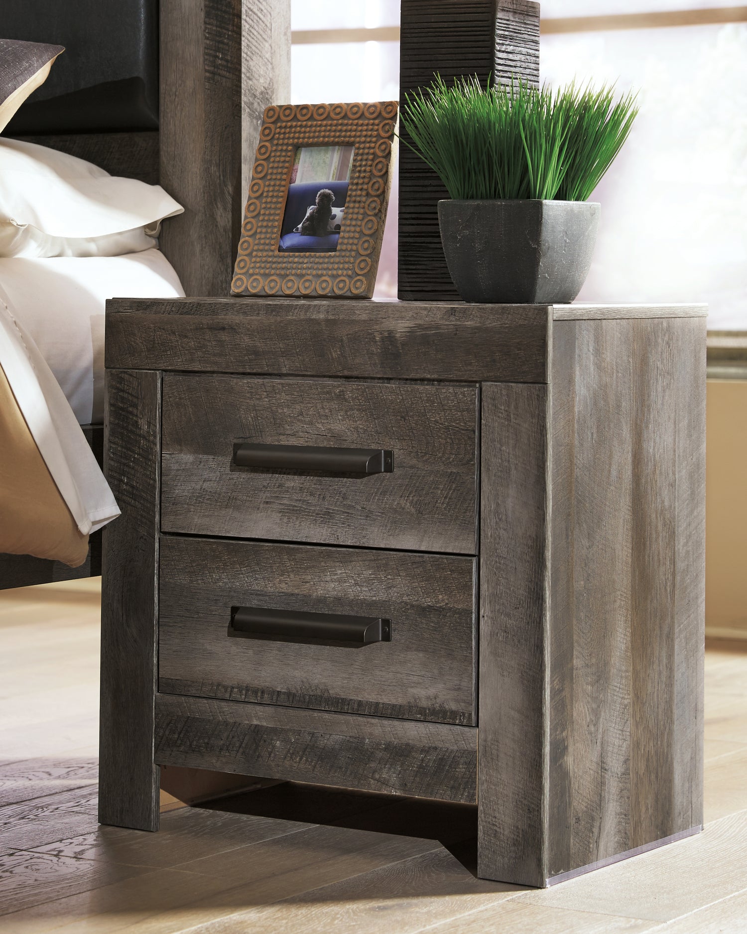 Furniture City - MS - Ashley Furniture - Wynnlow Bedroom - Queen Upholstered Poster Bed / Gray - B440B7