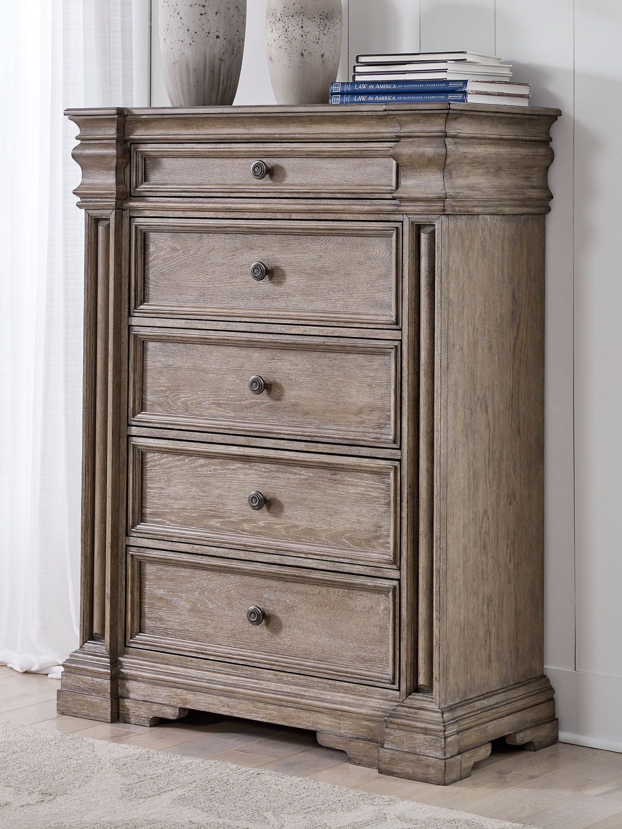 Furniture City - MS - Ashley Furniture - Blairhurst Bedroom - Five Drawer Chest / Light Grayish Brown - B916-46