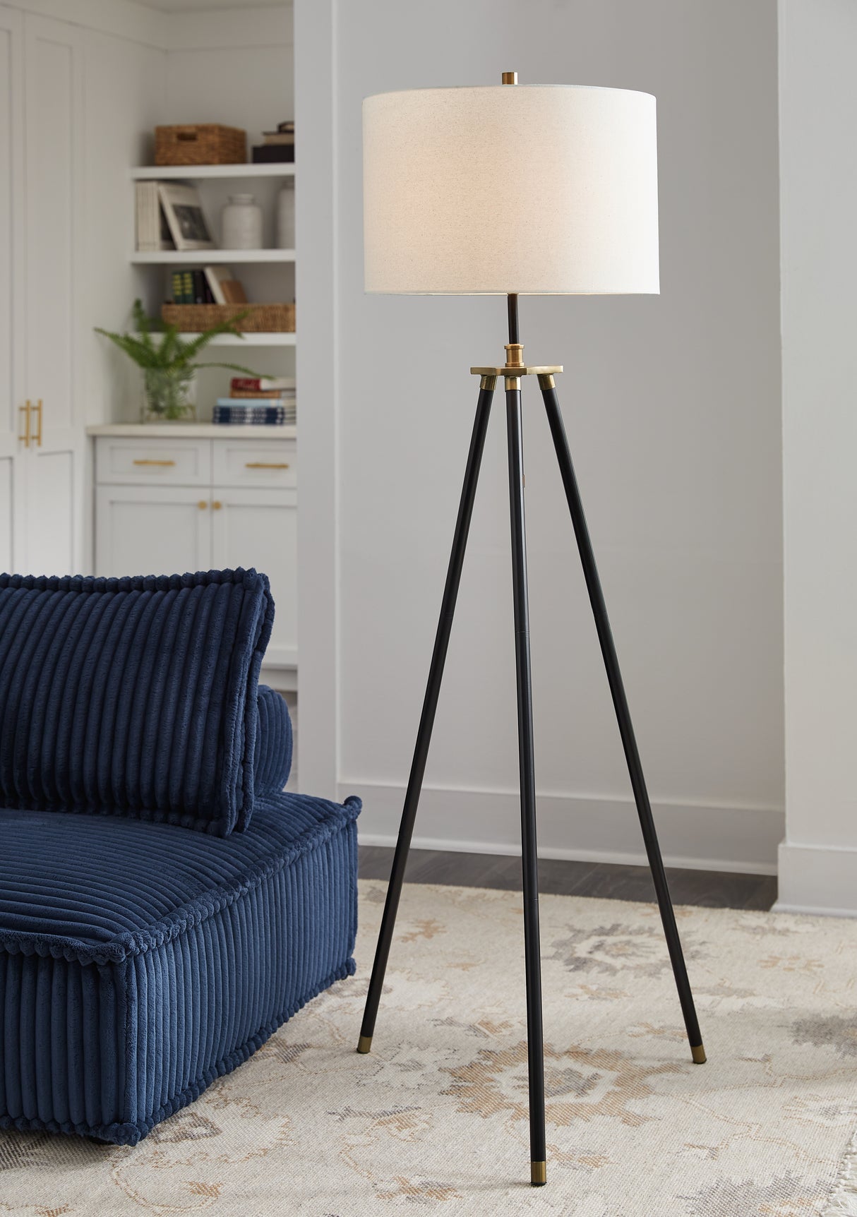 Furniture City - MS - Ashley Furniture - Cashner Lighting - Metal Floor Lamp (1/CN) / Black/Gold Finish - L206101
