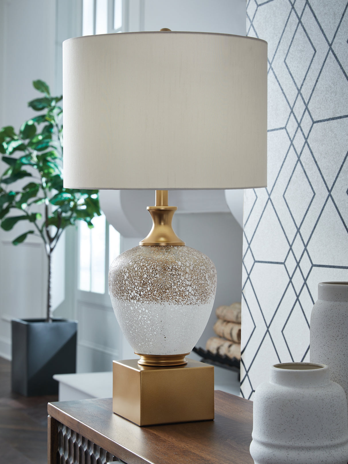 Furniture City - MS - Ashley Furniture - Tavisburg Lighting - Glass Table Lamp (1/CN) / Brown/White/Gold - L430894