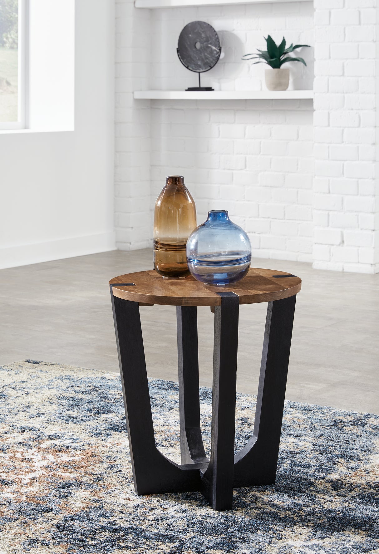 Furniture City - MS - Ashley Furniture - Hanneforth End Table - Round End Table / Brown/Black - T726-6