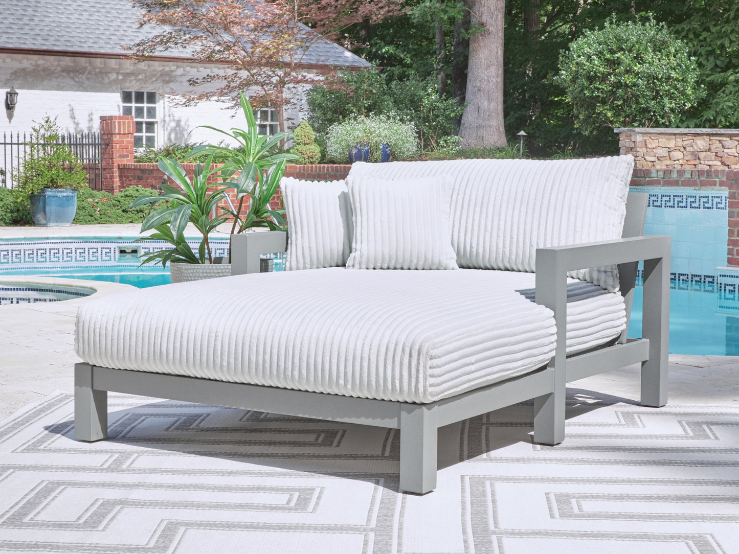 Hurley Park - Chaise Lounge With Cushion - Gray
