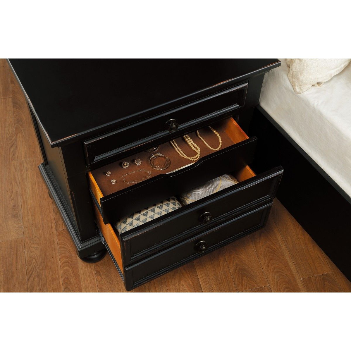 Laurelin - Bedroom Set