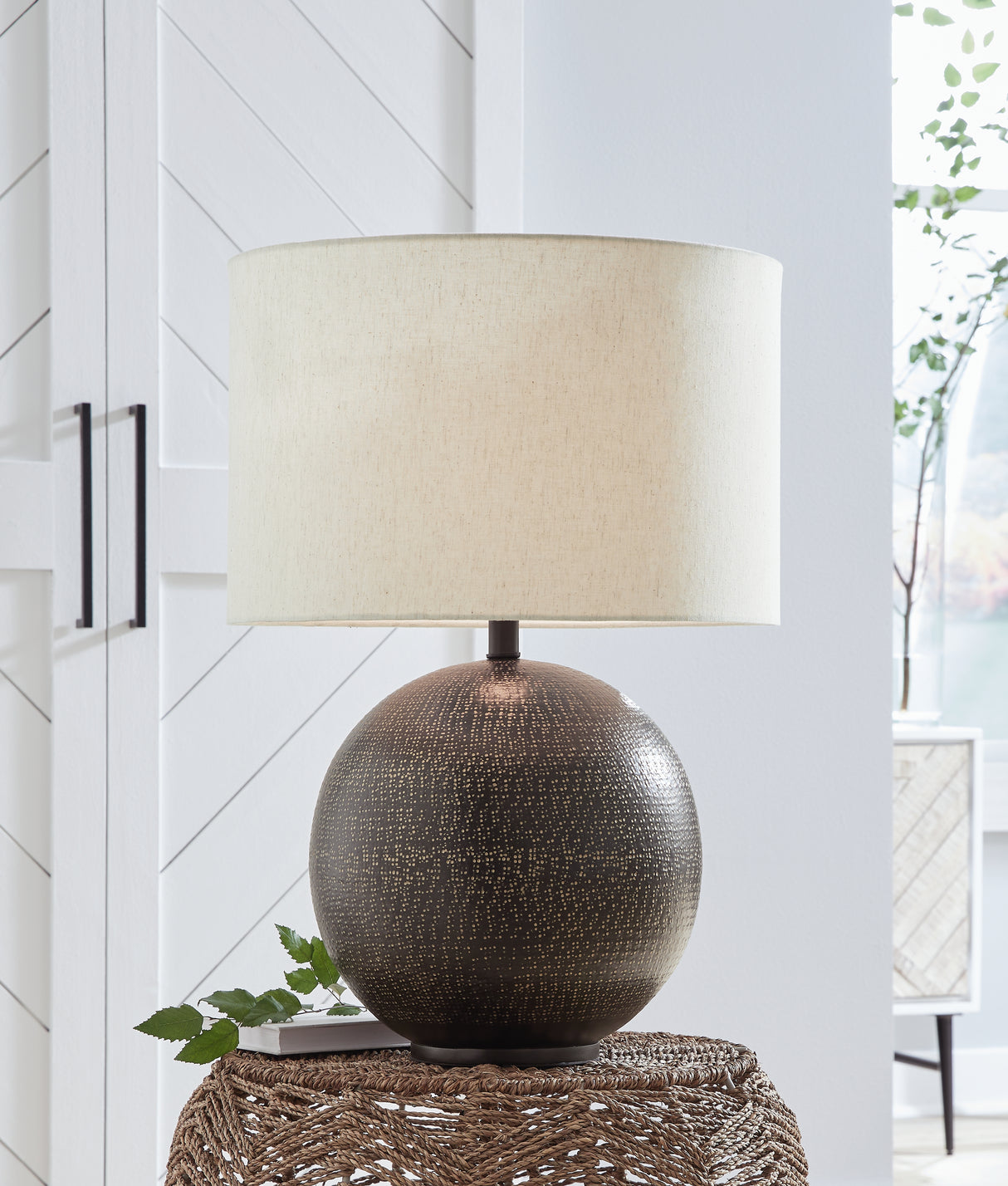 Furniture City - MS - Ashley Furniture - Hambell Lighting - Metal Table Lamp (1/CN) / Black/Gold Finish - L207434