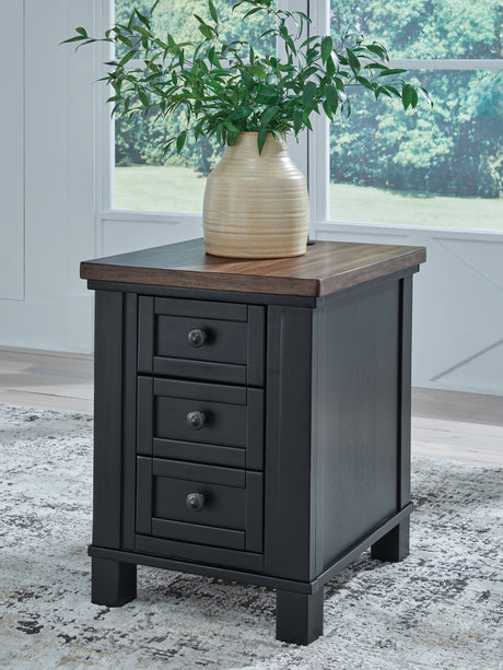 Furniture City - MS - Ashley Furniture - Wildenauer Chairside End Table - Chair Side End Table / Brown/Black - T664-7